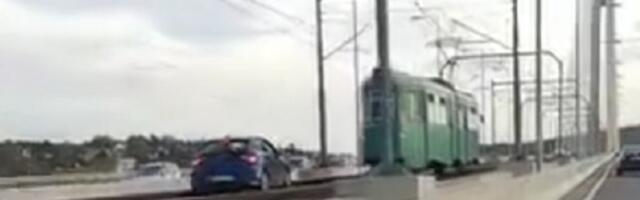 Vožnja tramvajskim šinama preko mosta na Adi (VIDEO)