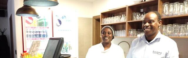 Tito iz Zimbabvea i Jovanka Južnoafrikanka služe goste na Rajcu, ona kuva sarmu a on vruću rakiju