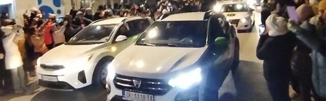 FOTO, VIDEO: Studenti se vratili u Zrenjanin, građani im priredili emotivan doček na trgu