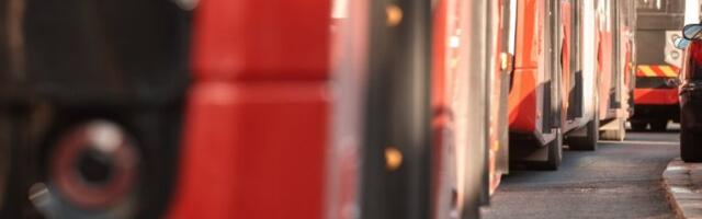 PRETUČEN VOZAČ AUTOBUSA U BEOGRADU! Dvojica huligana ga napala na okretnici, pa pobegli!