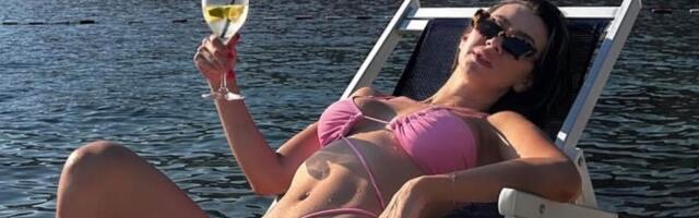 KO OD MAJKE ROĐENA! Novi vreli kadrovi Mirjane Pajković IZBEZUMILI MUŠKI ROD, rukama pokušala DA PRIKRIJE... (FOTO)