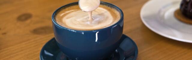 Mleko u kafi je prevaziđeno: OVA namirnica se sad dodaje u napitak, postaje HIT