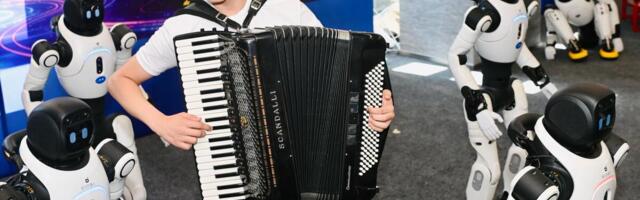 ROBOTI ĆE NA SKUPU ZAIGRATI MORAVAC UZ MUZIKU MLADOG HARMONIKAŠA VUKA ĐOKIĆA Pogledajte snimak koji je oduševio Srbiju: Harmonika povela, mašine uhvatile ritam