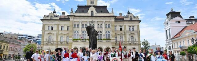 Prijem učesnika četvrtog Međunarodnog festivala folklora "Šajka" u gradskoj kući u Novom Sadu