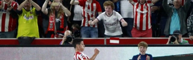 E TO VAM JE FUDBAL! DIRLJIV momenat za navijača BRENTFORDA! Sa trenerom slavio ISTORIJSKU pobedu u Premijer ligi! /VIDEO/