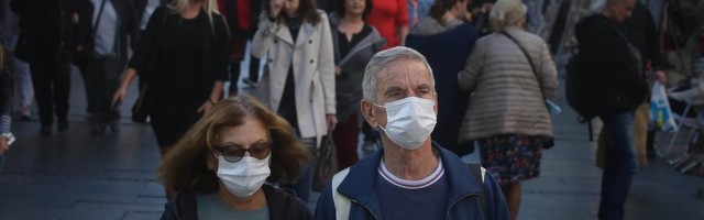 Lekari traže da se zatvore kafići, restorani i prodavnice posle 17 sati, tvrde da je kasno za uvođenje kovid propusnica