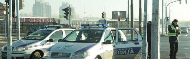 TEŽAK UDES KOD ORLOVAČE, VOZAČ LEŽI NEPOMIČNO NA KOLOVOZU: Kamion udario u NADVOŽNJAK, ljudi se okupljaju!