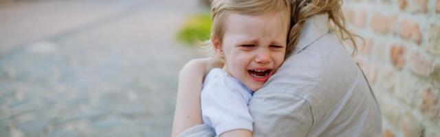 NATPIS NA JEDNOJ KUĆI UZNEMIRIO GRAĐANE! Deca plakala, roditelji im stavljali ruke na oči da ne bi videli šta piše! MORALA DA INTERVENIŠE I POLICIJA! (FOTO)