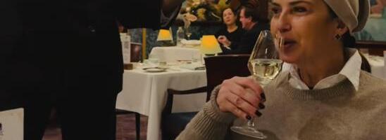 Pije vino dok joj violinista svira na uvce: Evo kako Nataša Ninković uživa u kafani u Budimpešti!