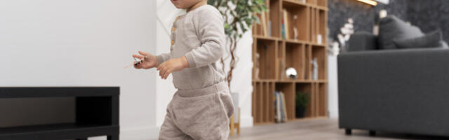 Neobičan trik za prve korake: Da li dve loptice zaista pomažu bebama da prohodaju? (VIDEO)