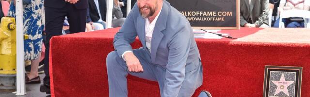 Jedan od najpoznatijih TV doktora dobio zvezdu na Stazi slavnih: Pogledajte emotivni video