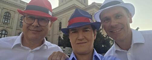 ŠEŠIRI U BOJAMA SRPSKE TROBOJKE: Vučević, Brnabić i Mali napravili fotografiju dana, pa pozvali građane na veliki skup 27. juna u Beogradu (FOTO)