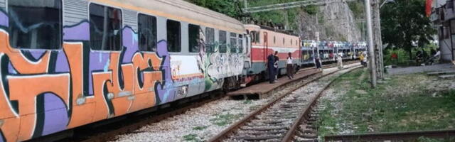 Haos na pruzi Beograd-Bar: Grom zaustavio voz, putnici čekaju ekipe iz Podgorice (FOTO)