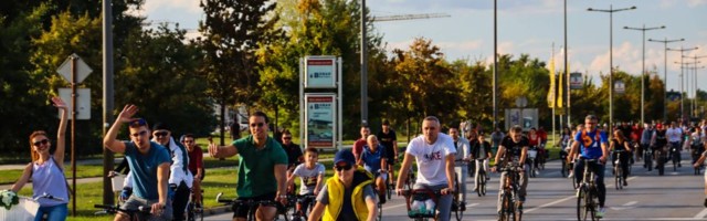 FOTO: Na stotine biciklista u "Kritičnoj masi" na jubileju Novosadske biciklističke inicijative