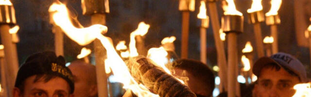 Украјинске снаге спроводе ноћне ритуале уз бакље и националистичке заклетве