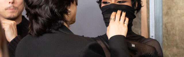 ŽENO, ŠTA JE TO NA LICU? SINOĆ SU SVI BRUJALI O NJOJ! Pogledajte prvo ka gore - a onda ka DOLE i eto ga NOVI ŠOK