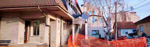 Radovi na uređenju prostora ispred ambulante broj 5 u Erdogliji