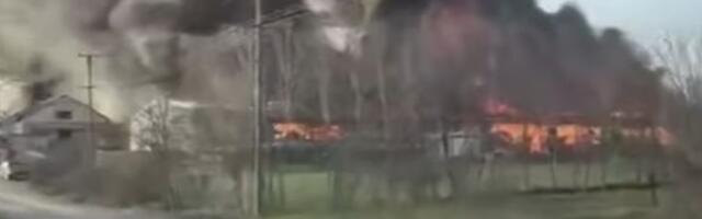 VIDEO Požar u staroj fabrici u Irigu: Dim se vidi iz Novog Sada