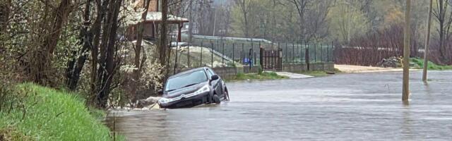 Vanredna odbrana od poplava u Lučanima: Stotine hektara poljoprivrednog zemljišta pod vodom