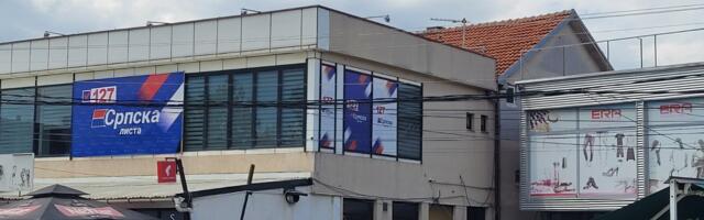 Bilbord „Vidovdan 2026“ postavljen na prilazu Gračanici