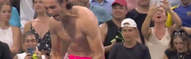 Pobedio Srbina, pa se skidao i vrištao na terenu (VIDEO)