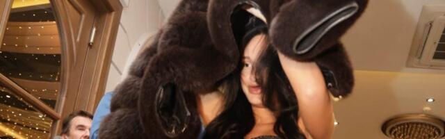 Nina Đogani na slavlje ušla sa bundom na glavi! Lunina mlađa sestra bežala od novinara, pa promašila ulaz u salu (VIDEO)