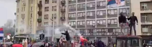 DEMONSTRANTI BLOKADERI PRAVE HAOS: Upalili baklje (VIDEO)