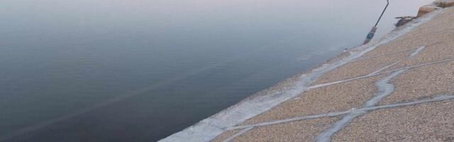 VANDALIZAM NA JEZERU U VRŠCU: Teške betonske kante bačene u plićak, iskrivljen i znak
