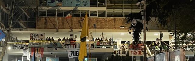 Više hiljada građana u Takovskoj, bez buke zbog Velikog petka: Kako protiče peto veče blokade RTS-a