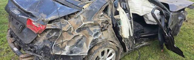 Prve fotografije saobraćajke u Novom Pazaru! Teško povređen mladić prevezen u Kragujevac! (FOTO)