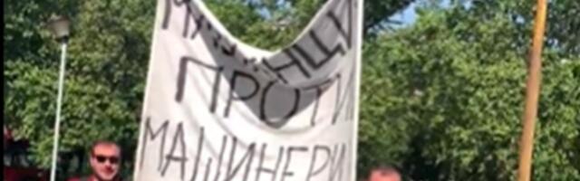 (UŽIVO) Studenti i građani ispred policijske stanice NBG: Čekaju da njihove kolege budu saslušane (FOTO/VIDEO)