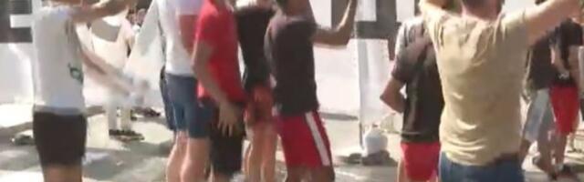 Jedan od napadača na poslanice koje su pokušale da skinu transparent sa kukastim krstom je poznati naprednjački jurišnik