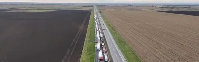 Kamion udario u portal iznad auto-puta i probio ogradu, kolaps ka Novom Sadu