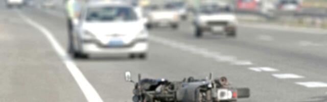Motociklista povređen u nesreći: Udario u autobus i automobil