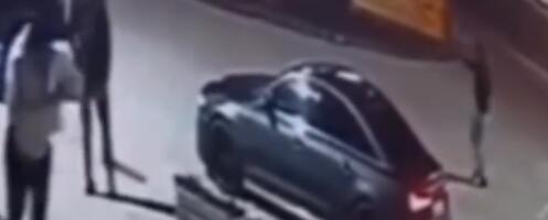 POGLEDAJTE SNIMAK UNAKRSNE PUCNJAVE NA TREBEVIĆU: Jedan mladić od ranije poznat po pokušaju ubistva, pozvao oca koji mu je doneo pištolj, drugi pobegao! (VIDEO)