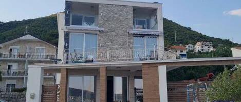 KUĆA PRAVA ATRAKCIJA! Pevač ima luskuznu vilu u Crnoj Gori, kad padne mrak ljudi u neverici gledaju šta se dešava (FOTO)