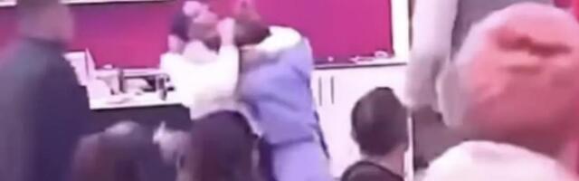 JEZIVO NASILJE: POBILE SE MAJA I ANELI! Petorica muškaraca nije moglo da ih razdvojili, čuli se i krici (VIDEO)