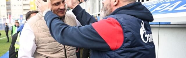 Poljubac na terenu koji odudara od mržnje na meču Novog Pazara i Crvene zvezde /VIDEO/