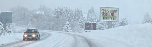 Palo 20 centimetara snega na Zlatiboru: 12 ekipa sa kamionima čiste teren (FOTO)