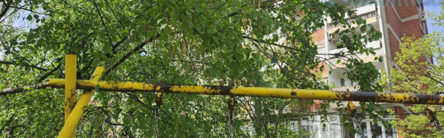 Čitaoci javljaju: Dečje igralište kod vrtića “1001 radost” zbog zanemarivanja postalo opasna zona