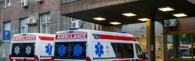 Metalna konstrukcija pala na radnika (24) u Beogradu - Hitno prevezen u bolnicu