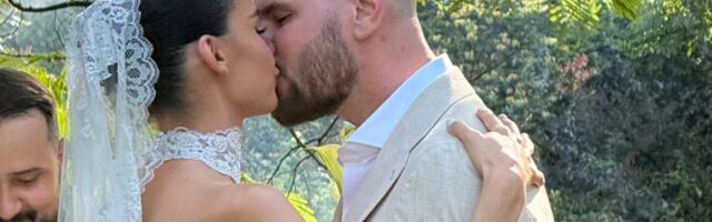 OŽENIO SE POZNATI PEVAČ: Mlada zasenila U ČIPKASTOJ VENČANICI, u tajnosti STALI PRED MATIČARA, a pevačica nije mogla da ne podeli njihov NAJLEPŠI TRENUTAK! (FOTO)