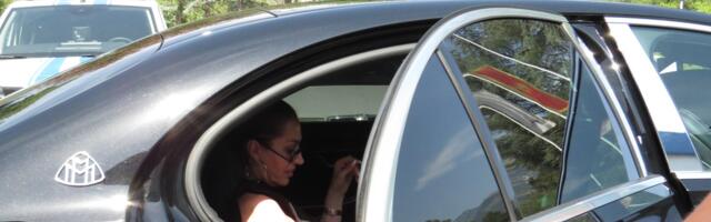 Po Cecu stigao mega skupoceni automobil, ona izašla u paprenom stajlingu: Samo torba košta 5.000 evra
