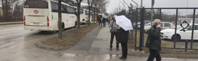 Aktivisti SNS-a krenuli autobusima za Jagodinu, pomoćnica gradonačelnika sakrila se ispod kišobrana (VIDEO)
