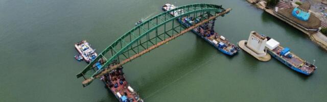 Stari savski most otišao u istoriju: Barže odnose poslednji deo (FOTO/VIDEO)