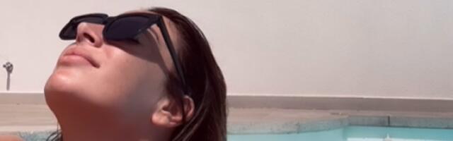 SKINULA SE NAŠA VODITELJKA, ZATEGNUTA ZADNJICA U PRVOM PLANU! Nakon estetskih operacija dovela telo do SAVRŠENSTVA! (FOTO)