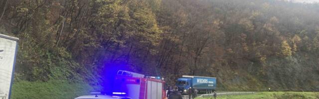 Prvi snimci sa mesta gde je nađen automobil u Međuvršju: Izvlačenje iz kanala u toku (VIDEO)