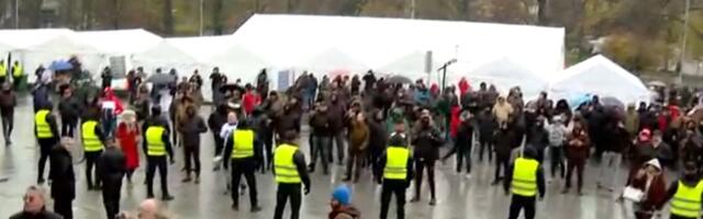 Poslanici opozicije kroz Ćacilend na sednicu Skupštine: Pristalice SNS-a im dobacivale psovke i uvrede