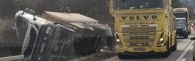 Šleper se prevrnuo i završio u kanalu na Iriškom vencu: Vozači, budite veoma oprezni na ovoj deonici