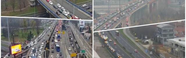 VELIKE GUŽVE ŠIROM BEOGRADA, NA OVIM DEONICAMA JE NAJGORE: Formirale se kolone, automobili stoje! Evo kakvo je stanje u drugim delovima grada (FOTO)